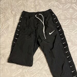 NIKE TAPED SWOOSH WOVEN PANT